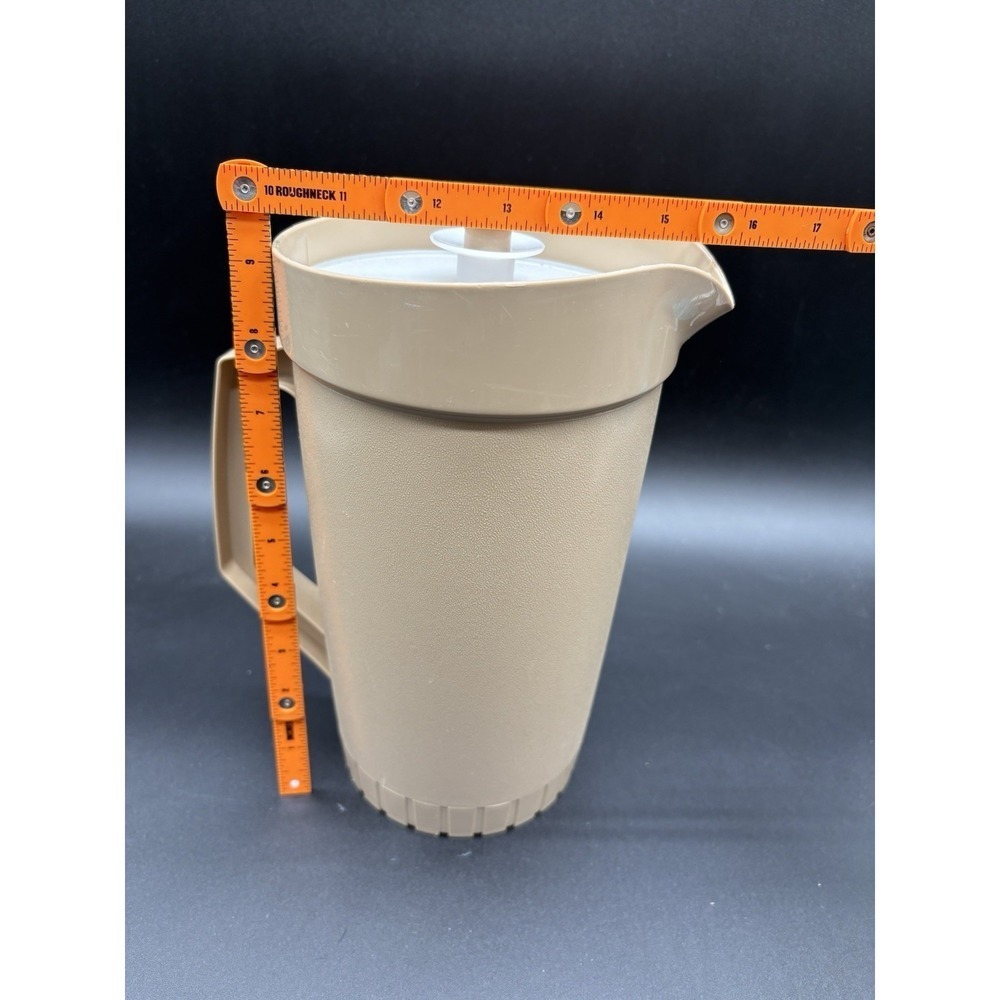 Tupperware 2 Quart Pitcher Tan w/ Push Button Seal 800-8 Vintage - Picture 10 of 10